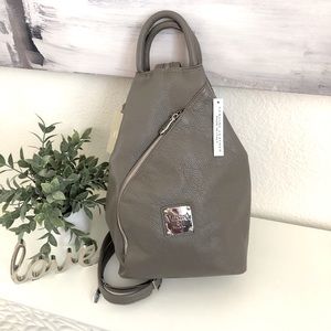 🎉🎉🎉HOST PICK🎉🎉🎉 NWOT Valentina Italia Taupe Pebbled Leather Backpack/Sling